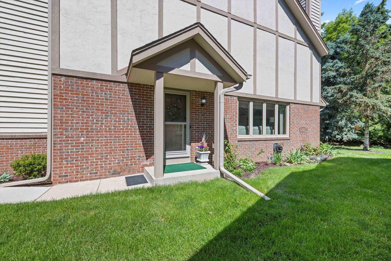 Pewaukee, WI 53072,N34W23866 Grace AVENUE #B