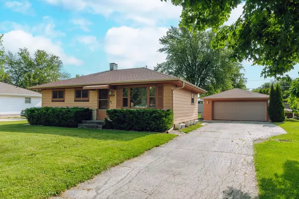 8934 S 11th AVENUE, Oak Creek, WI 53154