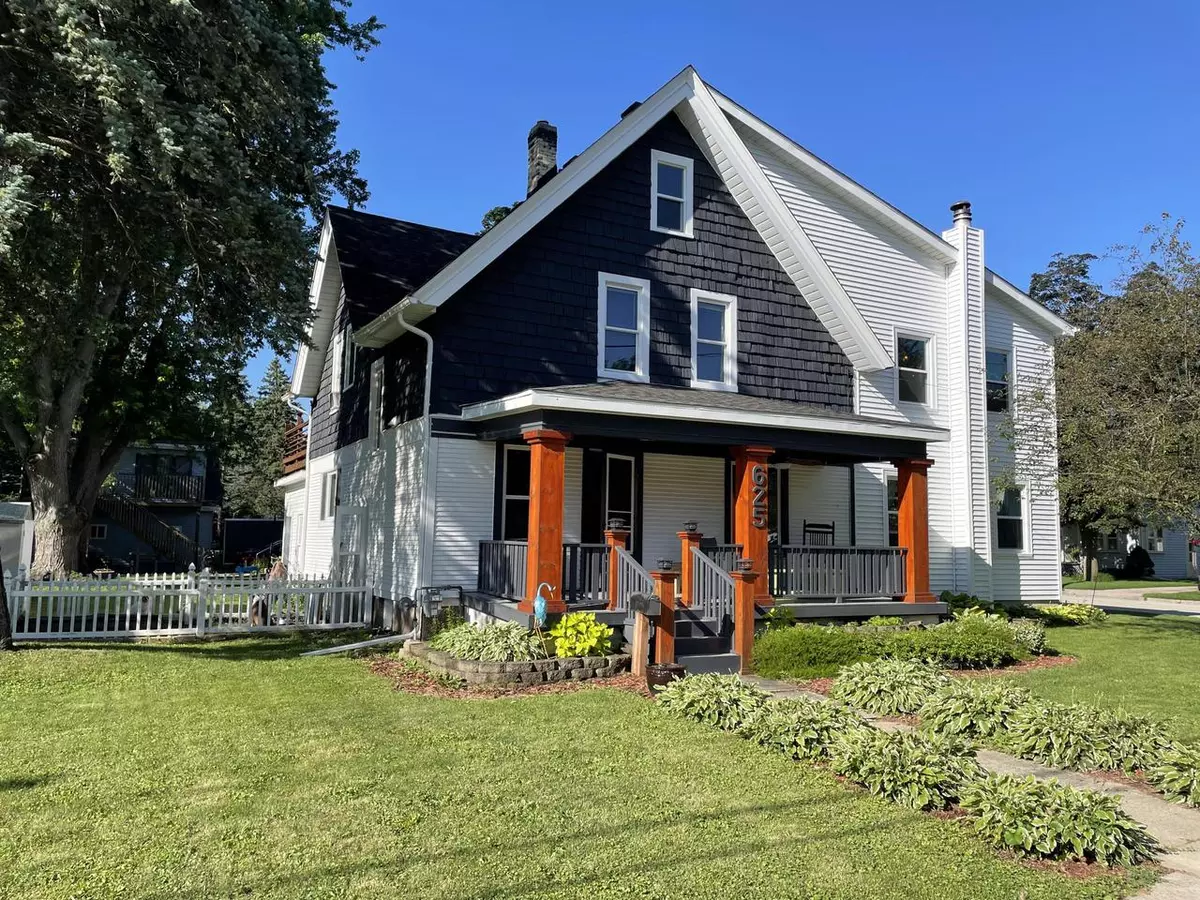 Oconomowoc, WI 53066,625 W South STREET