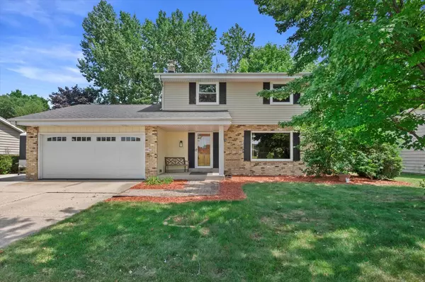 6776 S Highfield DRIVE, Oak Creek, WI 53154