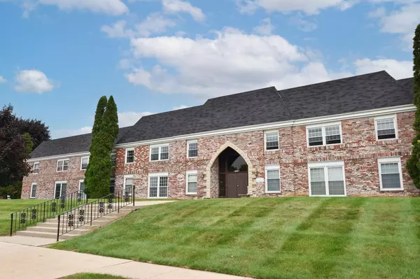 2076 Chateau COURT #206A, Grafton, WI 53024