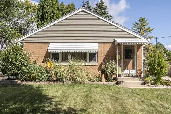 1922 E Eden PLACE, Saint Francis, WI 53235