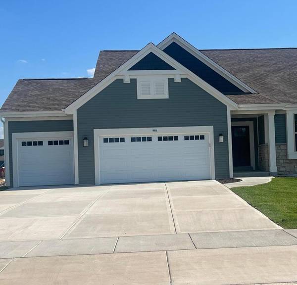 689 Lambert DRIVE, Slinger, WI 53086