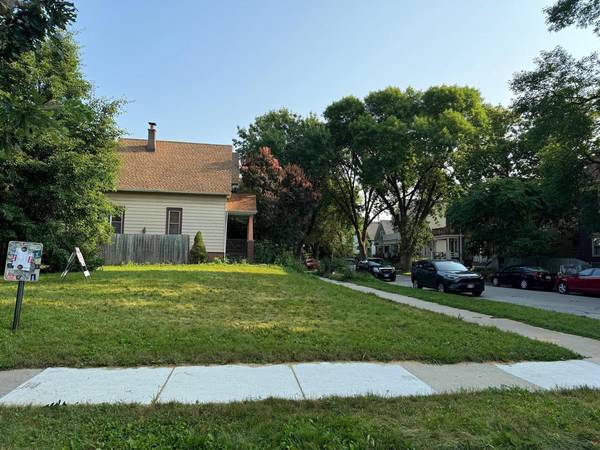 930 E HADLEY STREET, Milwaukee, WI 53212