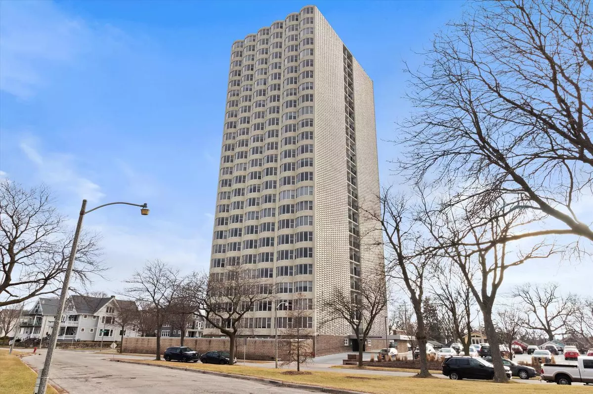 Milwaukee, WI 53207,2525 S Shore DRIVE #2F