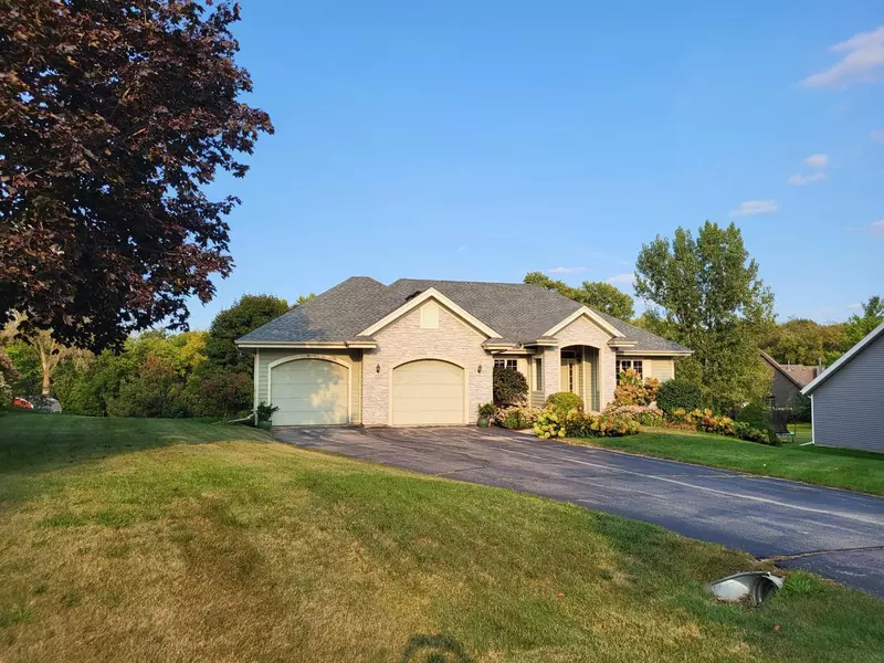 N6485 Shorewood Meadows DRIVE, Lake Mills, WI 53551