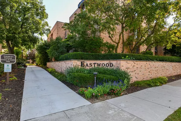 1906 E Shorewood BOULEVARD #157, Shorewood, WI 53211