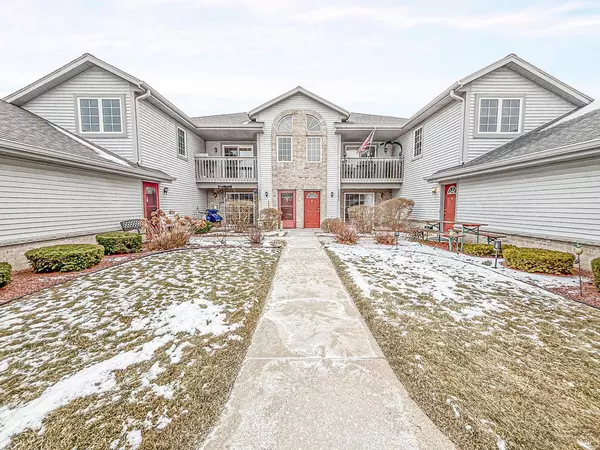1083 Quinlan DRIVE #E, Pewaukee, WI 53072