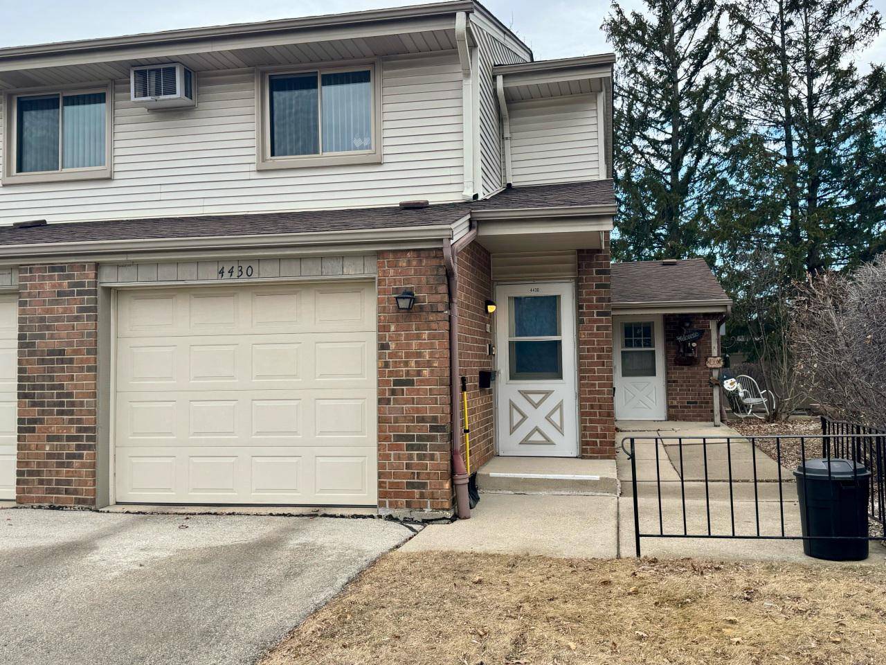 4430 S Greenridge CIRCLE, Greenfield, WI 53220