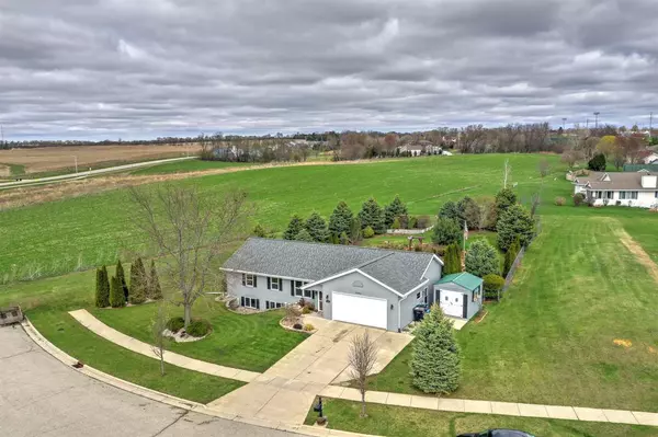 3450 Crabapple Ln, Janesville, WI 53548