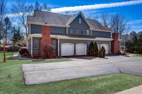 Delafield, WI 53018,382 Oneida STREET