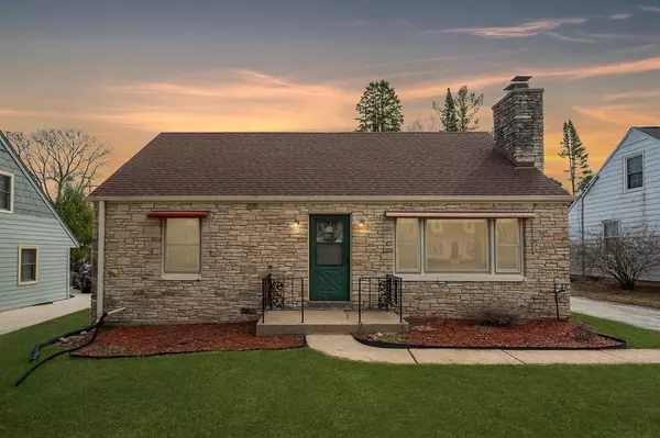 8342 N Whitney ROAD, Fox Point, WI 53217