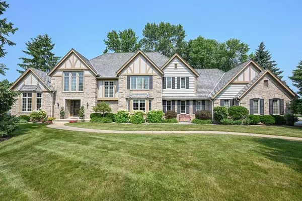 106 W Vintage DRIVE, Mequon, WI 53092