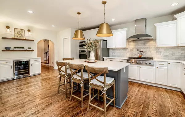 5440 N Shoreland AVENUE, Whitefish Bay, WI 53217