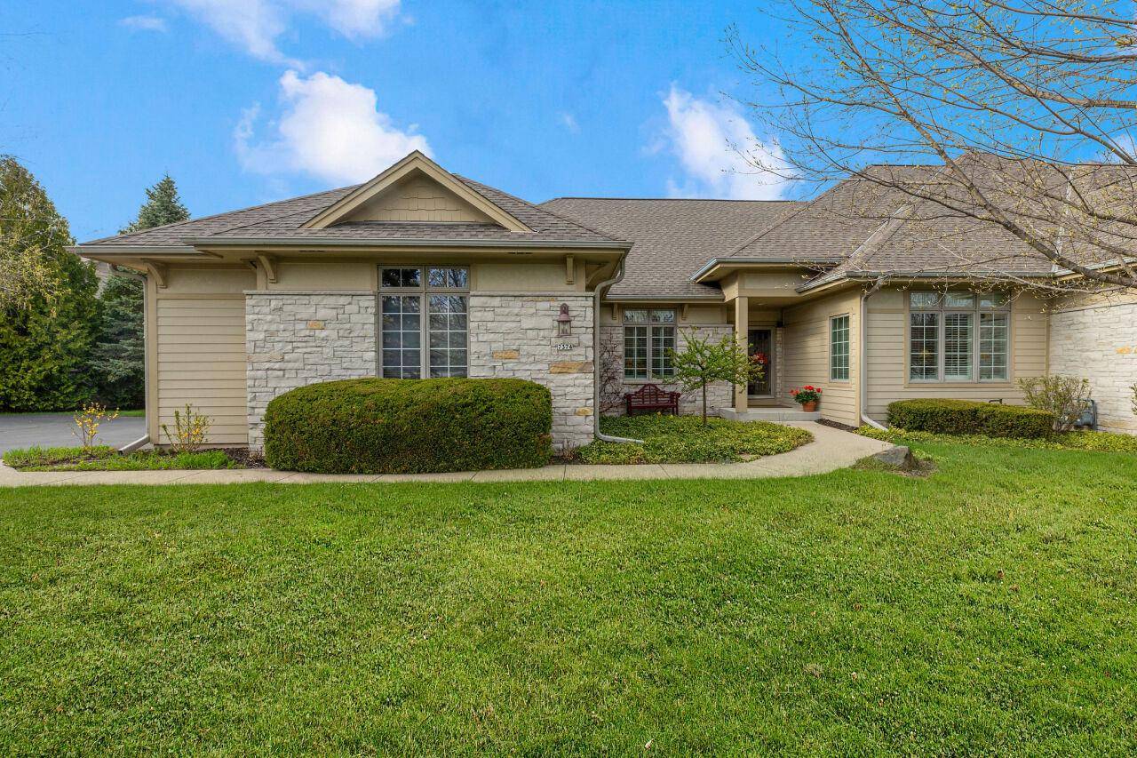 7374 W Heron Pond DRIVE, Mequon, WI 53092