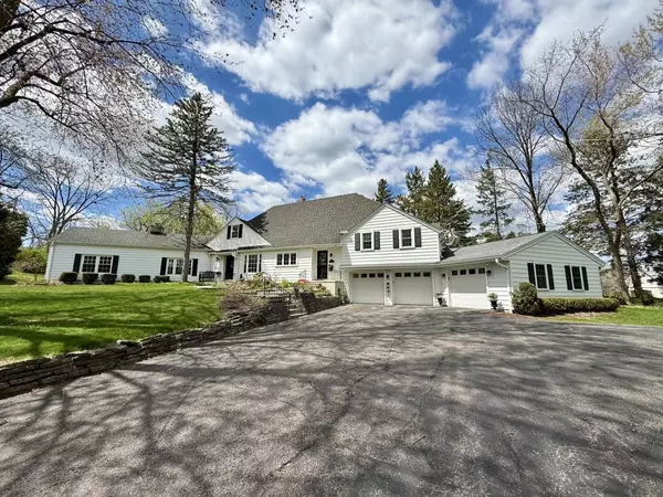 1045 Grandview DRIVE, Elm Grove, WI 53122