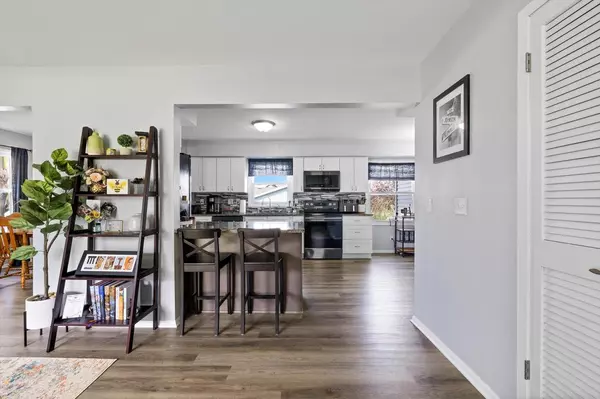 Pewaukee, WI 53072,498 Park Hill DRIVE