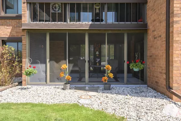 6100 W Stonehedge DRIVE #166, Greenfield, WI 53220