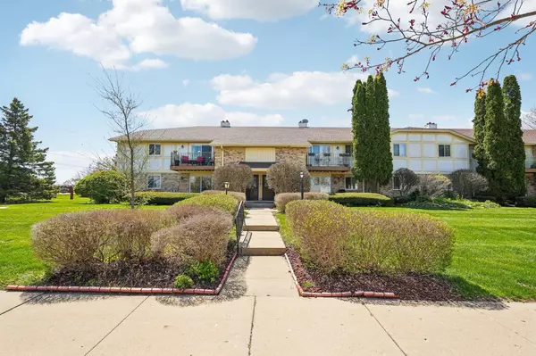 3545 E Oakshire DRIVE #F, Oak Creek, WI 53154