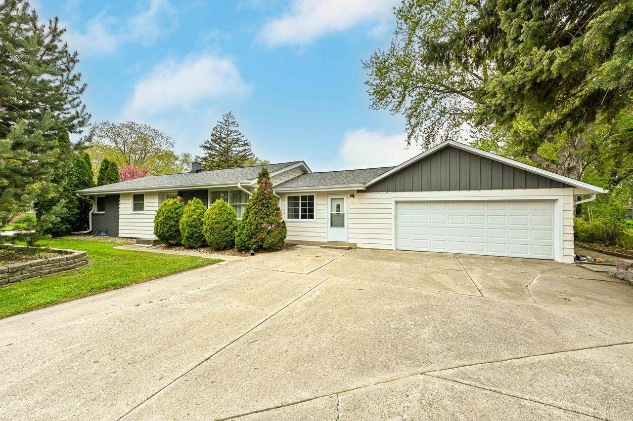 3818 Brooklawn CIRCLE, South Milwaukee, WI 53172