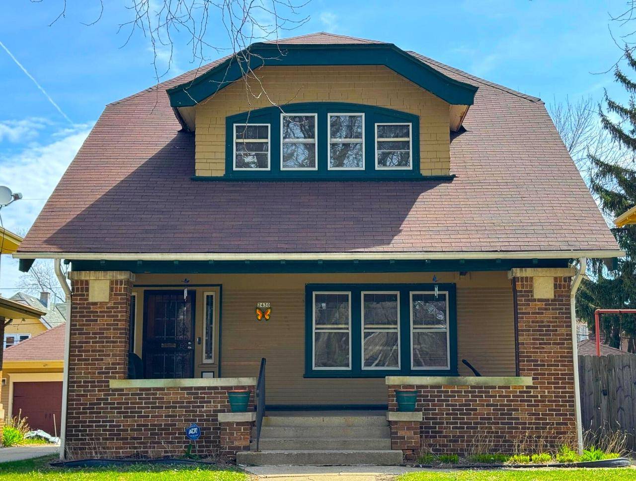 2430 N Grant BOULEVARD, Milwaukee, WI 53210