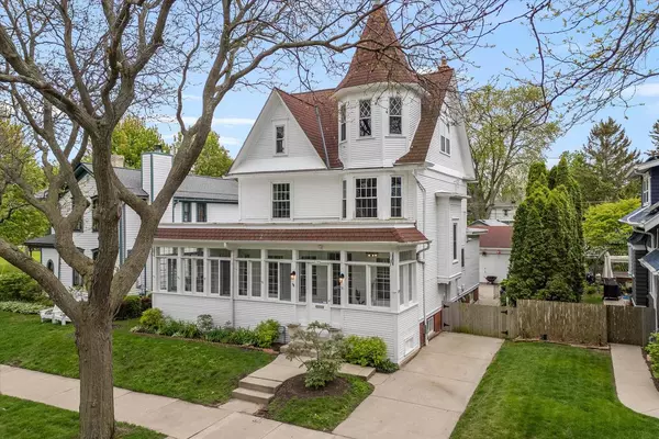 2789 S Shore DRIVE, Milwaukee, WI 53207