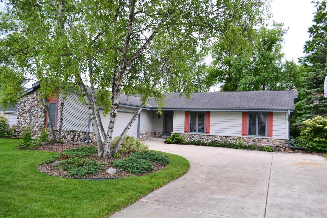 7827 W Canterbury COURT, Franklin, WI 53132