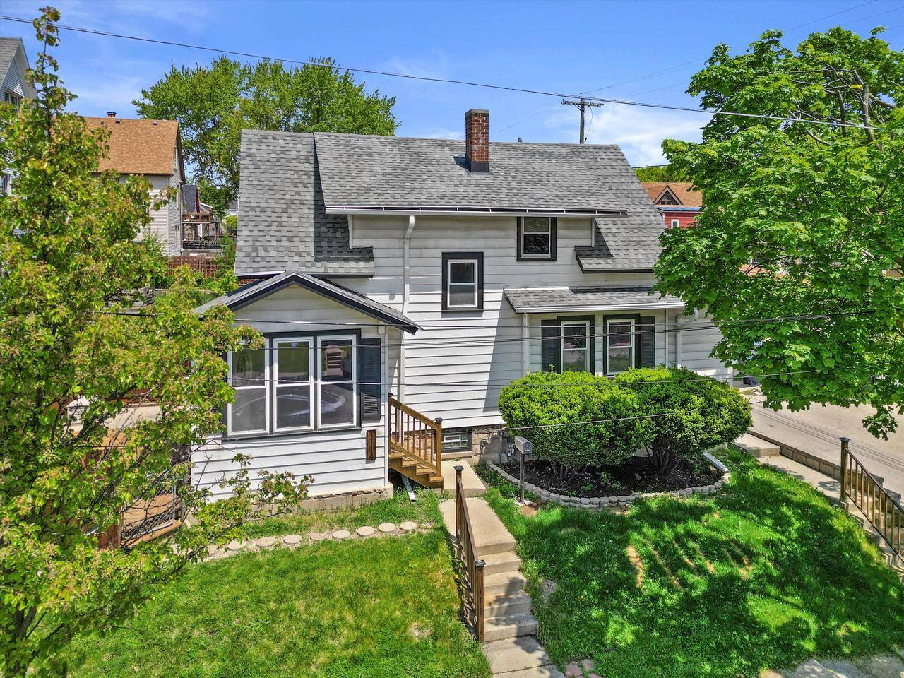 1114 E Manitoba STREET, Milwaukee, WI 53207