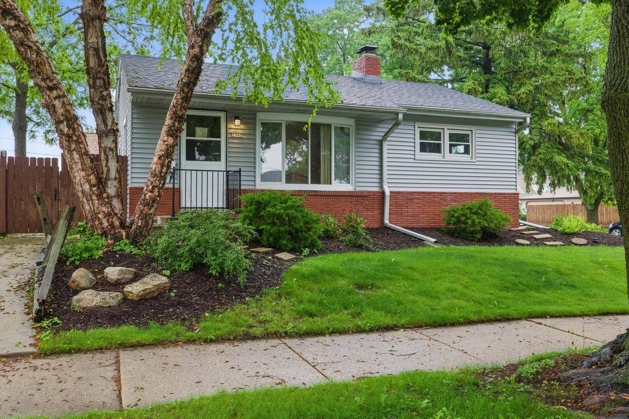 2507 S 94th STREET, West Allis, WI 53227