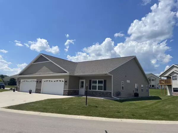 805 Prairie GARDENS, Kewaskum, WI 53040