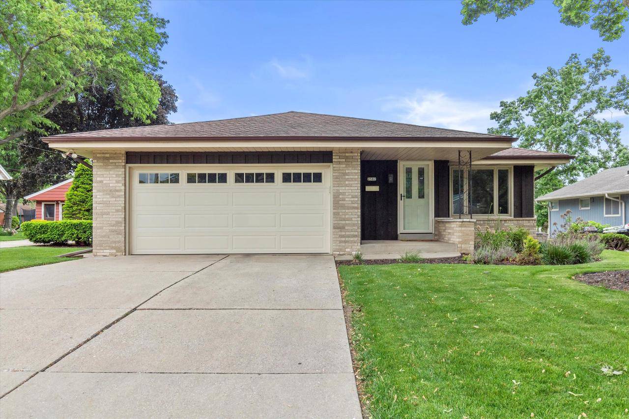 2582 S 88th STREET, West Allis, WI 53227