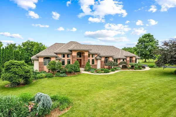 N66W38493 N Woodlake CIRCLE, Oconomowoc, WI 53066