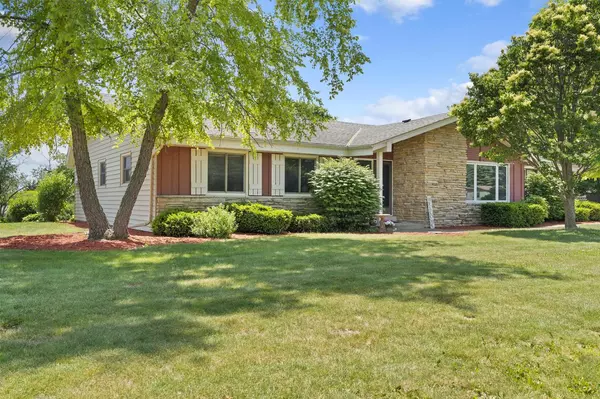 S42W27289 Oak Grove LANE, Waukesha, WI 53189