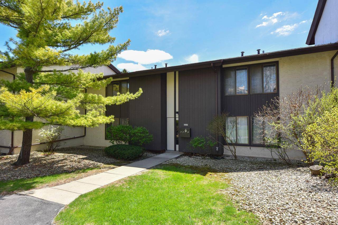 2220 W Good Hope ROAD #21, Glendale, WI 53209