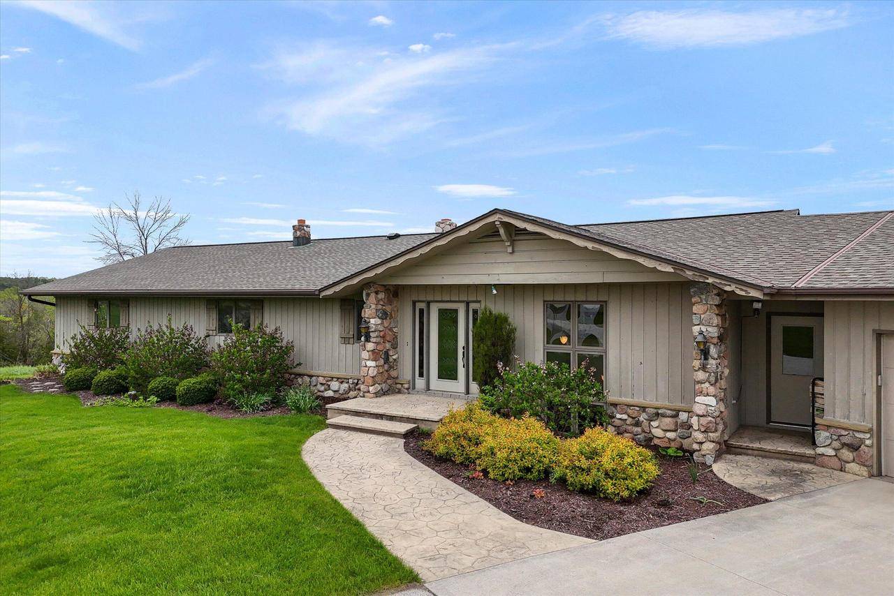 W5936 Mooney ROAD, Plymouth, WI 53073
