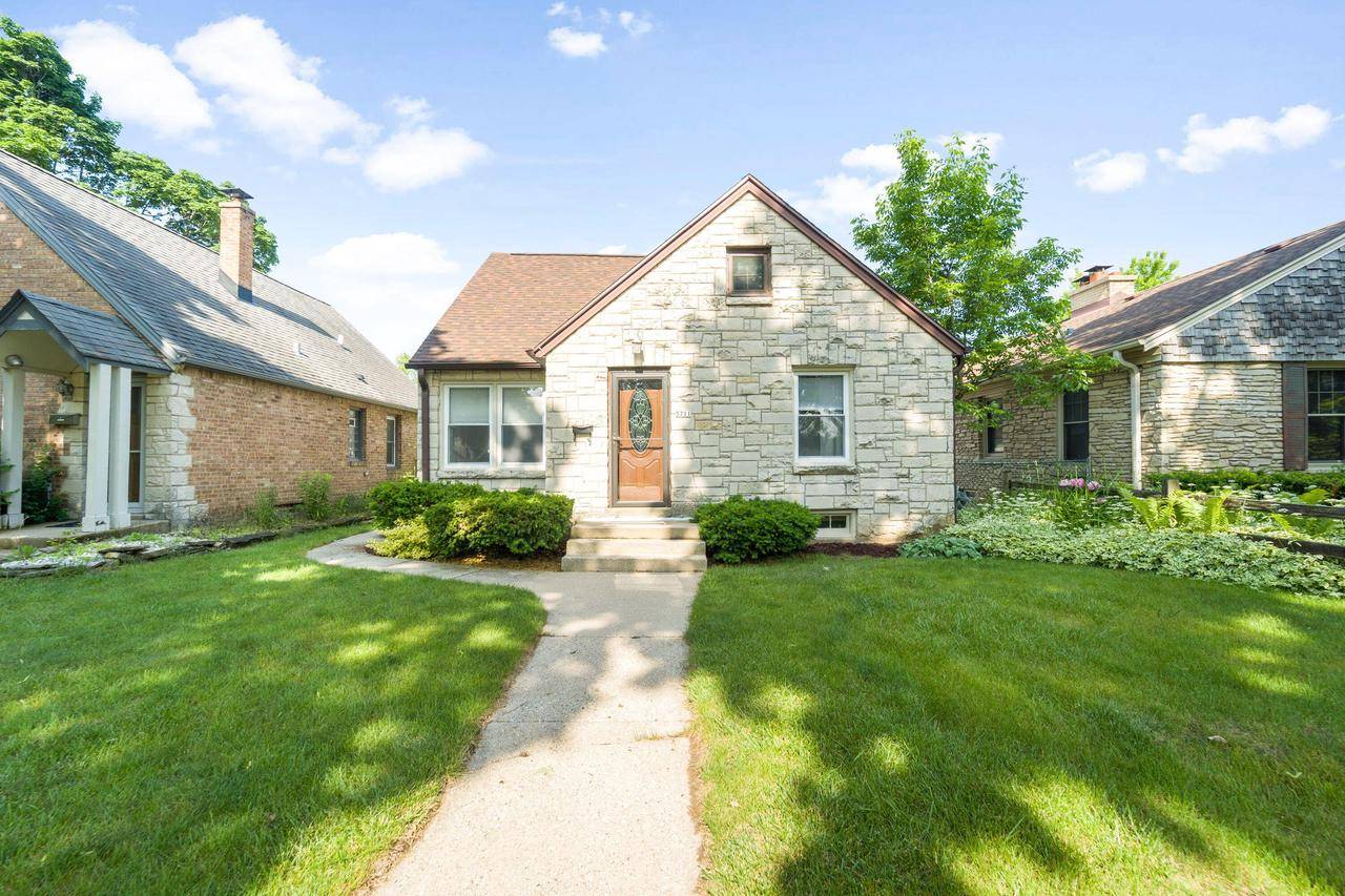 5711 N Braeburn LANE, Glendale, WI 53209