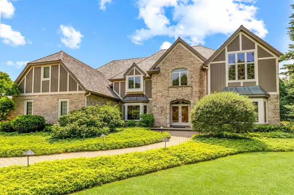 10410 N Pine Ridge CIRCLE, Mequon, WI 53092