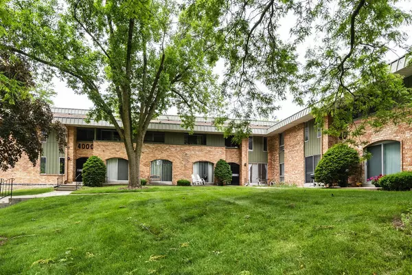 4000 W Rivers Edge CIRCLE #22, Brown Deer, WI 53209