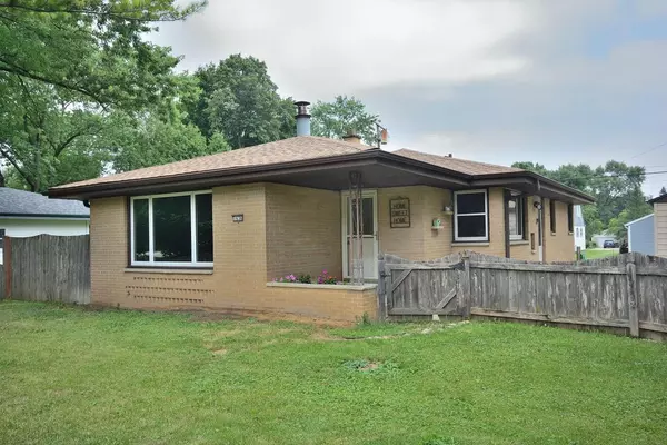 1636 S Calhoun ROAD, New Berlin, WI 53151