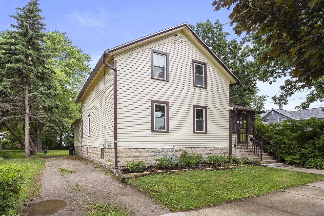736 W 11th AVENUE, Oshkosh, WI 54902