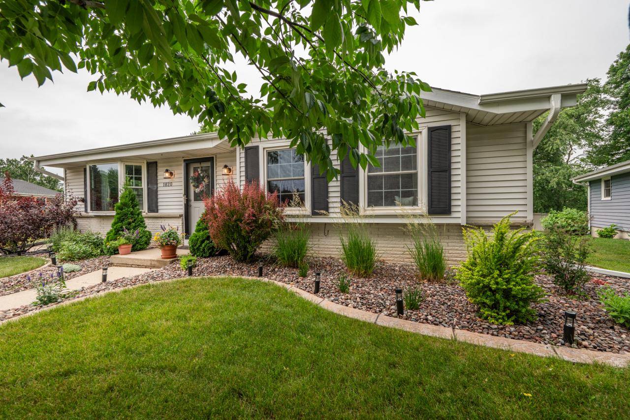 1820 Lenora DRIVE, West Bend, WI 53090