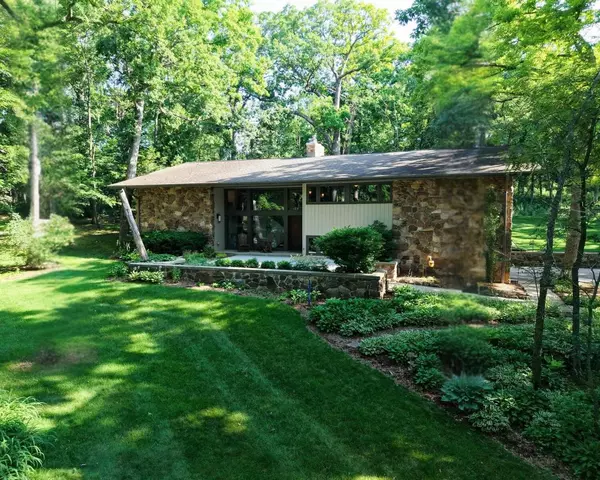 N10W27394 Rolling Ridge DRIVE, Waukesha, WI 53188