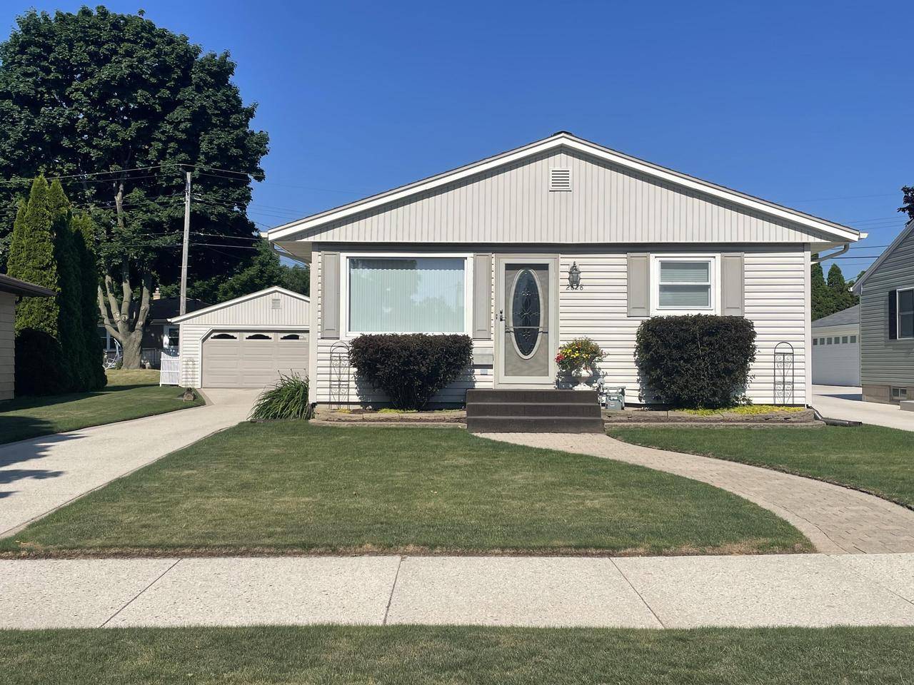2828 S 11th PLACE, Sheboygan, WI 53081