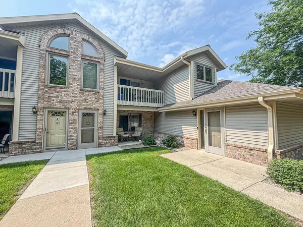 2112 Woodburn ROAD #D, Waukesha, WI 53188