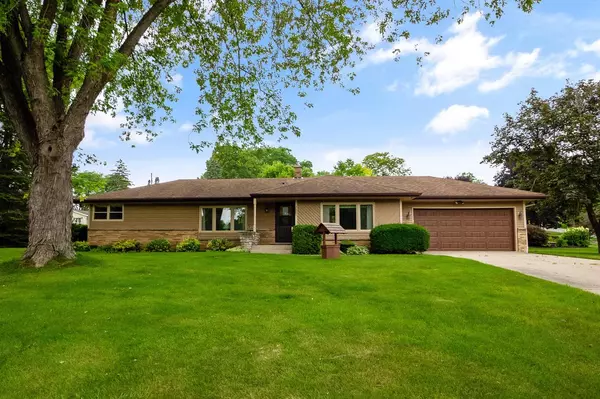 2885 Burlawn PARKWAY, Brookfield, WI 53005