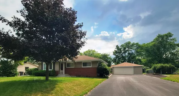 932 Robins LANE, Mukwonago, WI 53149