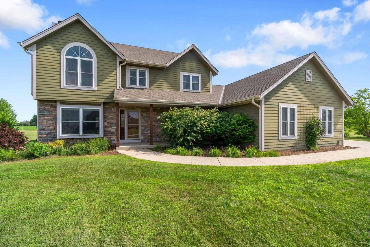 S84W33150 Brown Bear LANE, Mukwonago, WI 53149