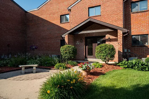 N58W23869 Hastings COURT #302, Sussex, WI 53089