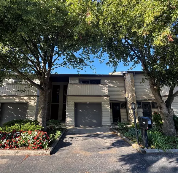 955 Armour ROAD, Oconomowoc, WI 53066