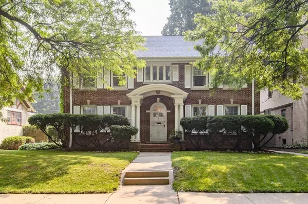 2550 N Grant BOULEVARD, Milwaukee, WI 53210